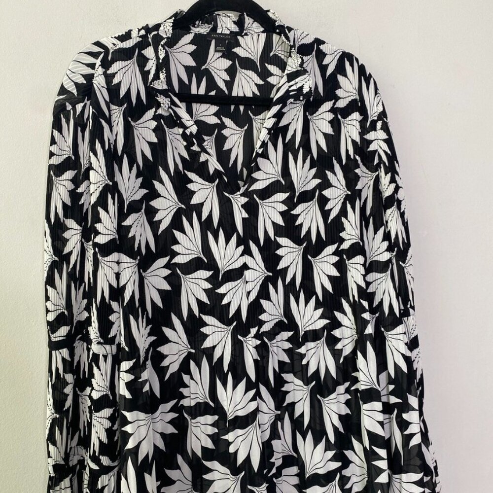 Ann Taylor Blouse Large Long Sleeve Pleated Floral Black & White Split Neck - Picture 7 of 9